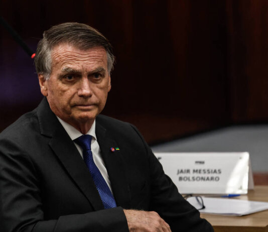 Bolsonaro é preso pela Polícia Federal em Brasília