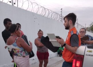 Após chuvas, Prefeitura de Petrolina realiza entrega preventiva de lonas na Vila da Fé