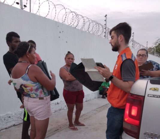 Após chuvas, Prefeitura de Petrolina realiza entrega preventiva de lonas na Vila da Fé