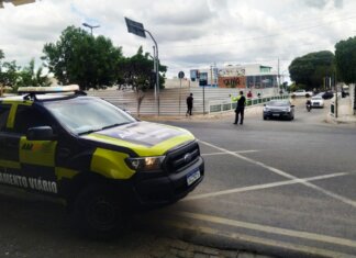 Carreta apresenta falha mecânica e causa congestionamento em Juazeiro (BA)
