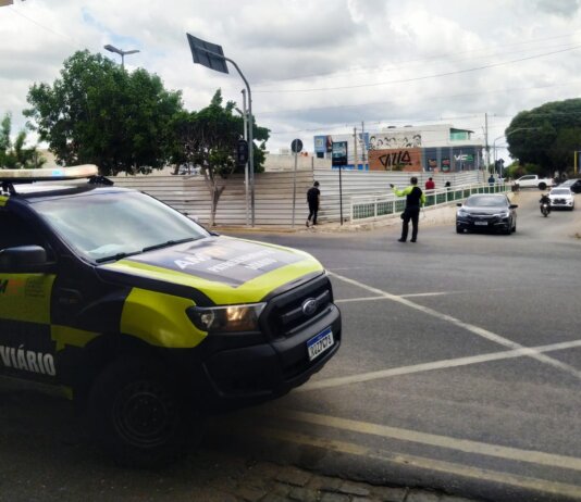 Carreta apresenta falha mecânica e causa congestionamento em Juazeiro (BA)