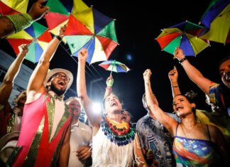 No Sertão, governadora Raquel Lyra acompanha o Carnaval de Salgueiro e destaca investimentos estaduais para a descentralização da folia