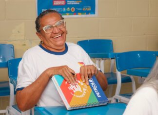 Aos 63 anos, estudante de Petrolina retoma os estudos e inspira novas histórias na EJA