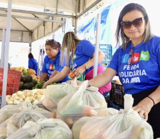 Feira Solidária da AMA leva alimentos gratuitos a famílias do bairro Antônio Guilhermino