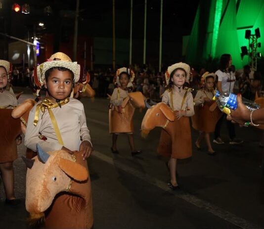 Petrolina celebra 131 anos com desfile que une arte e conscientização contra a violência à mulher